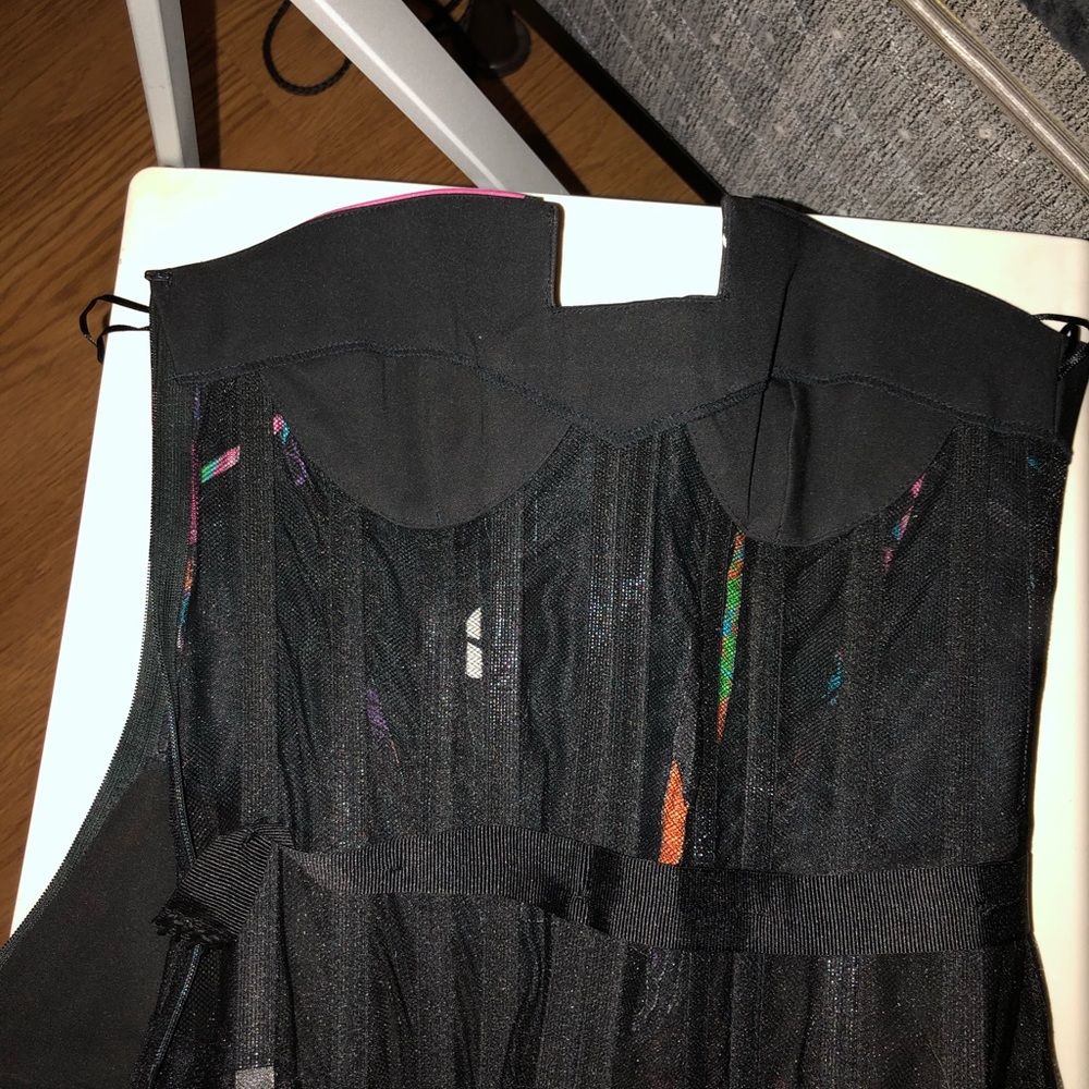 Beautiful Bustier - Picture 4 of 8